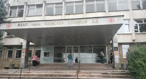 Неизвестни нападнаха с брадва зам.-кмета на Ловеч пред дома му