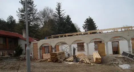 Два манастира и две църкви грейват отново под майсторски ръце