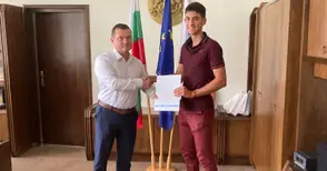 Кметът на Русе награди бронзовия медалист по академично гребане Лазар Пенев