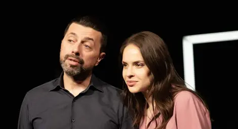 Сцена от „Място, наречено Другаде“. Сцена от „Място, наречено Другаде“.