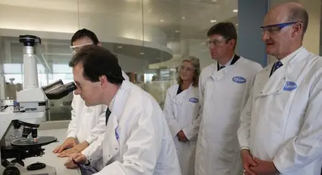 Лекар иска да плати следването на студент по медицина Лекар иска да плати следването на студент по медицина