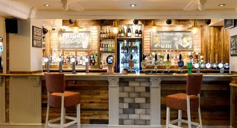 Най-богатият човек в Хонконг купува най-голямата верига пъбове на Острова