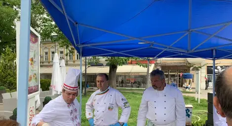 Шеф Иван Звездев и негови колеги приготвиха традиционни за дунавската кухня ястия.     	    	         Снимка: Авторът