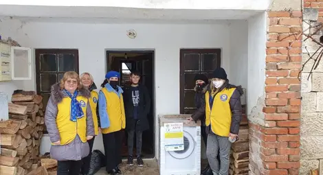 Дамите от Лайънс клуб зарадваха майка с четири деца с нова пералня