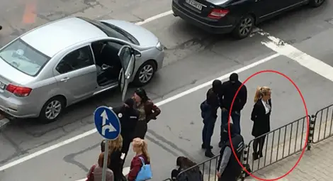 Екшън пред Спортната палата с кметицата на "Младост", има и полиция