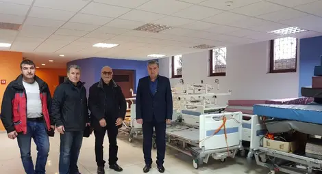 Иван Иванов при получаване на дарение от няколко английски Ротари клуба. Иван Иванов при получаване на дарение от няколко английски Ротари клуба.