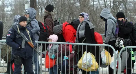 Еврокомисар: ЕС може да принуди членките си да приемат бежанци