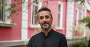 Възпитаник на Училището по изкуства го оглави 31 години след завършването