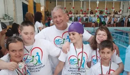 Малките плувци на фондация &bdquo;Александър Русев&ldquo; с безценна купа и медали от национален турнир
