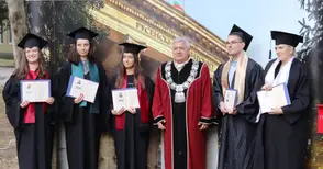 8 пълни отличници и 73 първенци на випуска изпрати университетът