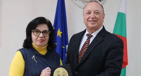 Георги Георгиев отличи с почетна грамота известния русенски историк д-р Веселина Антонова Георги Георгиев отличи с почетна грамота известния русенски историк д-р Веселина Антонова