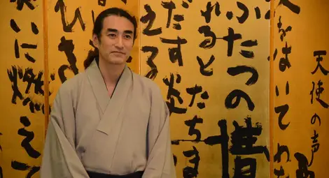 Японец пише с йероглифи любими стихотворения от Яворов и Ботев