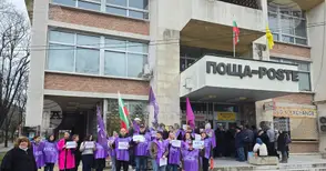 Служителите от "Български пощи" в Кърджали излязоха на мълчалив протест с искане за достойно заплащане