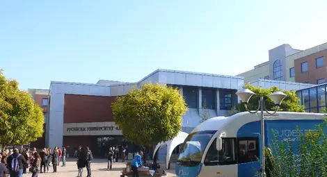 Автобусът на EURAXESS за десети път спря при русенските студенти