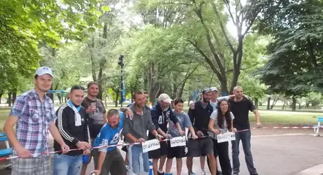 Феновете боядисаха Слона в небесносини цветове