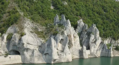 Трагедия: Мълния уби 25-годишен мъж край Чудните скали Трагедия: Мълния уби 25-годишен мъж край Чудните скали