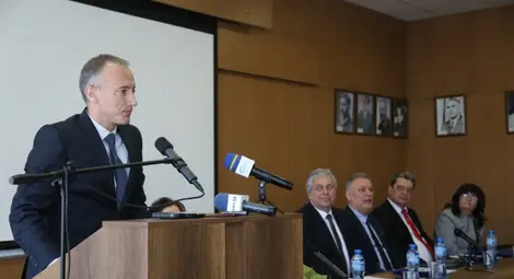 Красимир Вълчев: Кризата в НИМХ ни позволи да се фокусираме върху работата му Красимир Вълчев: Кризата в НИМХ ни позволи да се фокусираме върху работата му