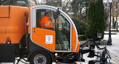 Модерни машини чистят от днес градските улици и площади в Русе