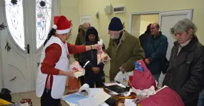 БЧК зарадва бездомници с баница с късмети и плодове