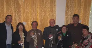 Две семейства подновиха брачни клетви на диамантени сватби