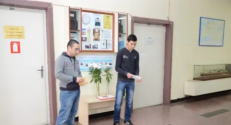 С бели хризантеми и стипендия почетоха рождения ден на Тони