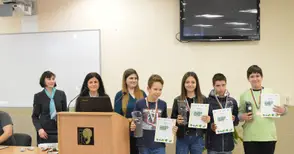 Ученици от „Възраждане“ защитаваха бизнес идеи по парични въпроси