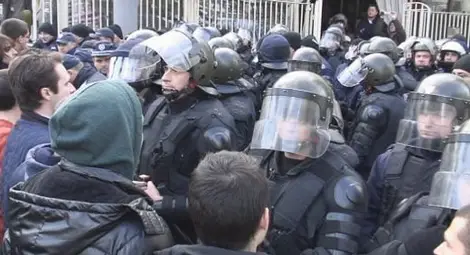 Студенти в челен сблъсък с полицията Студенти в челен сблъсък с полицията