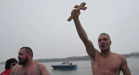 Бъдещ учител по физическо извади за първи път богоявленския кръст в Русе Бъдещ учител по физическо извади за първи път богоявленския кръст в Русе