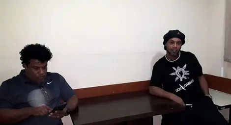 Роналдиньо се явява в съда в Асунсион