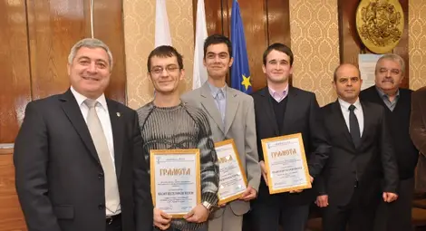 Трима отлични студенти наградени с приятни стипендии за 8 декември