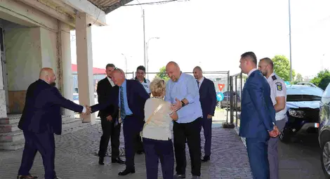 Прекосяването на Дунав с ферибот при Русе не трябва да отнема повече от час от качването на борда до слизането на отсрещния бряг Прекосяването на Дунав с ферибот при Русе не трябва да отнема повече от час от качването на борда до слизането на отсрещния бряг