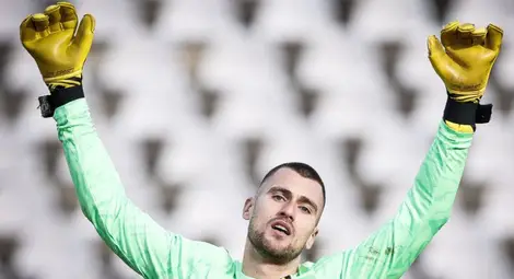 Иван Гошев отрази две дузпи, Вангелов с гол в Пловдив