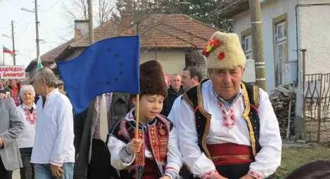 &bdquo;Сухо шише се суши на шосе&ldquo; излъчи баш юнаците на Дядовден