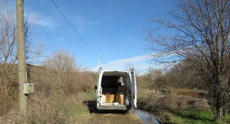 Двама ограбиха пратки за 46 000 лева от куриерски бус в Николово