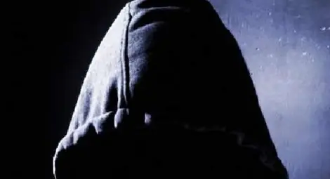 Мъж с качулка дебне жени във Варна