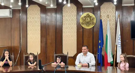 Деца подариха на кмета Пенчо Милков филм за скулптора на Паметника на свободата Арналдо Дзоки