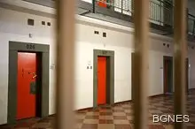 Затворници бягат, после се връщат пияни