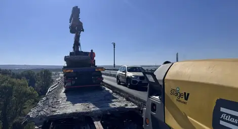 Започна подмяната на стоманобетонните пътни панели в 320-метров участък в посока Румъния на Дунав мост при Русе Започна подмяната на стоманобетонните пътни панели в 320-метров участък в посока Румъния на Дунав мост при Русе