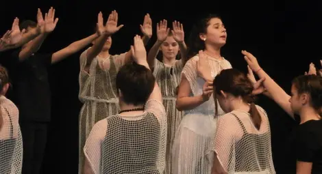 Много артистизъм вложиха в своята композиция за Струна невяста гимназистите от Математическата, с която се представиха на конференцията. Снимка: Авторът