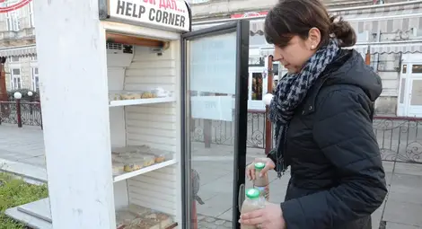 Емигранти сложиха хладилник с безплатна храна за бедни в Русе