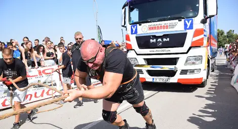 Теглене на 11-тонен камион, носене на кобилицата с тегло 350 кг. и други впечатляващи изпитания в силовото шоу  &bdquo;Strongest men show&ldquo; в Русе /галерия/