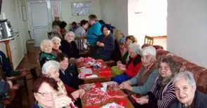 Сръчни баби измайсториха 7000 мартенички за Пощенска банка