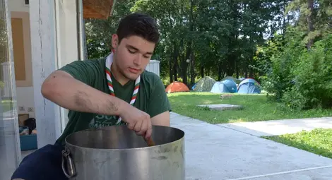 Асен Божанов беше мастър шефът на лагера и нахрани децата с различни вкуснотии.