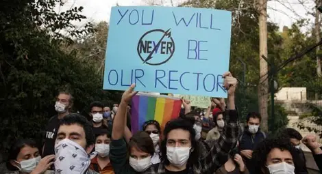 Арестуваха 42 студенти след протест срещу назначен от Ердоган ректор