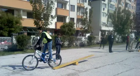 Състезание за майсторско управление на велосипед проведе Русенският университет с децата в ОУ &bdquo;Отец Паисий&ldquo; /галерия/