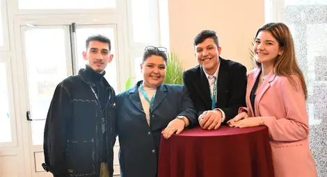 Александър Кондов и Анелия Нейкова /в средата/ с членовете на Младежкия парламент Виктория Николова и Алпер Иджабиев.