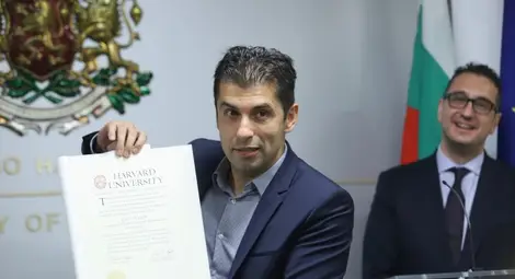 Министър Петков си показа дипломата от Харвард на недоверчивата Ива Николова