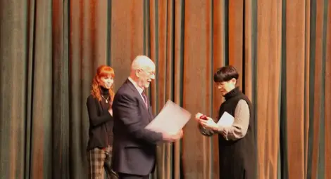 Ива Чавдарова връчи златната значка  на проф. Луканов на тържественото представление на &bdquo;Жизел&ldquo;. Снимка: Община Русе