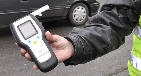 Шофьор с 2.11 промила приключи в дърво бягството си от полицаи Шофьор с 2.11 промила приключи в дърво бягството си от полицаи