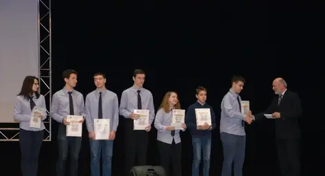 Седемте даровите деца, които бяха специално отличени вчера. Петата отляво надясно е Вяра Симеонова, която е новият носител на наградата &bdquo;Елица Русинова&ldquo;. Снимка: Красимир СТОЯНОВ